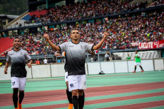 Antonio Romero con le braccia alzate esulta dopo il gol nella partita contro Estudiantes de Mérida