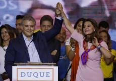 Ivan Duque, candidato presidenziale per il Centro Democratico alza il braccio della candidata vice presidente Marta Lucia Ramirez.