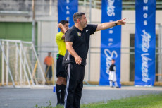 L'allenatore Franco dà indicazioni ai suoi durante la partita.