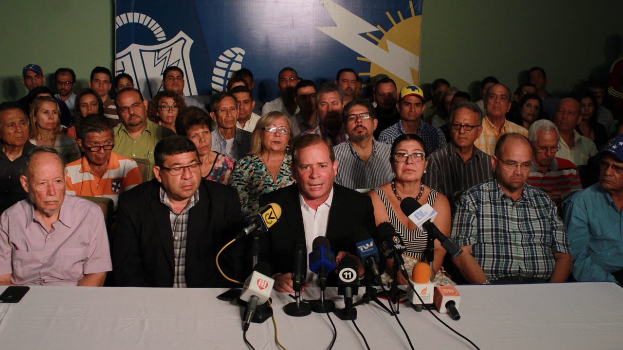 El coordinador de Primero Justicia, Guanipa, mientras declara en compañía de otros exponentes del partido