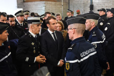 Il presidente francese Macron durante una visita a gendarmerie e polizia di Calais.
