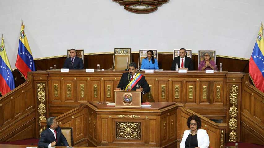 El presidente Maduro Habla desde el lugar de los oradores en la Asamblea Nacional Constituyente