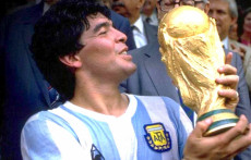 Maradona con la Coppa del Mondo.