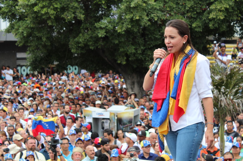 María Corina Machado llamó a los venezolanos a protestar en las calles el día siguiente de las elecciones al mediodía con banderas en las manos
