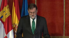 il premier spagnolo Mariano Rajoy a testa bassa, sembra soccombere alle accuse
