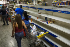 Nicolás Maduro amenaza a cadenas de supermercados con posibles sanciones si continúan aumentando los precios en sus productos