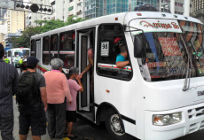 Usuarios del transporte público se suben a un autobus
