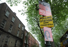 Cartelli affissi ad un palo invitando a votare nel referendum sull'aborto: Vote Yes e Vote No