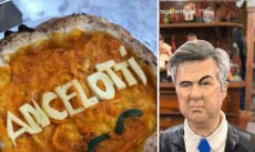 Nella foto: a sinistra una pizza con la scritta Ancelotti fatta di pezzetti di mozzarella: a desta una statuina per il presepe con le sembianze di Ancelotti