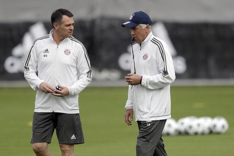 Carlo Ancelotti in tuta bianca, con il suo assistente Willy Sagnol mentre dirige l'allenamento del Bayern Munich.