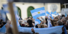 Proteste in Argentina, sventolano le bandiere