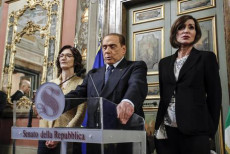 Silvio Berlusconi al centro, ai suoi lati Maria Stella Gelmini e Anna Maria Bernini, mentre esprime le sue opinioni dopo le consultazioni al Senato.