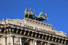 Frontone del Palazzo Corte Cassazione Palermo. in alto le statue in bronzo di quattro cavalli impennati.