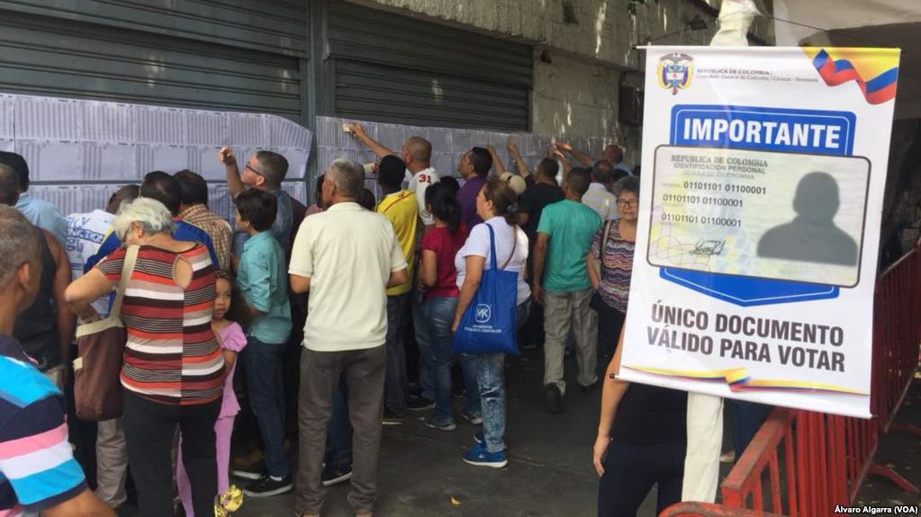 Colas de colombianos para votar en Venezuela