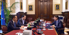 Tavolo da lavoro: da un lato Giuseppe Conte e dall'altro Luigi Di Maio e Matteo Salvini