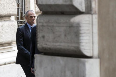 Il presidente del Consiglio incaricato Carlo Cottarelli mentre lascia Montecitorio