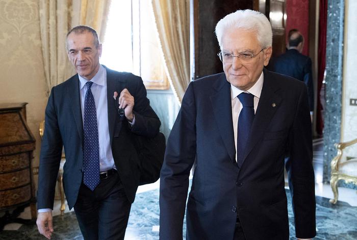 Il presidente Sergio Mattarella seguito da Carlo Cottarelli.