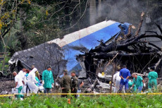 Primi soccorritori intorno ai rottami dell'aereo caduto a Cuba.