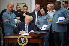 Trump firma la legge sui dazi all'acciaio circondato dal suoi collaboratori