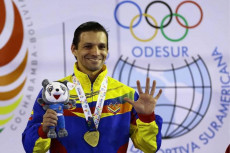 Diaz felice con la medaglia d'oro al collo ed in mano la mascotte dei giochi di Cochabamba 2018