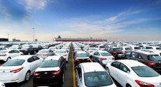 Migliaia di auto allineate sulla banchina del porto pronte ad essere imbarcate per l'esportazione
