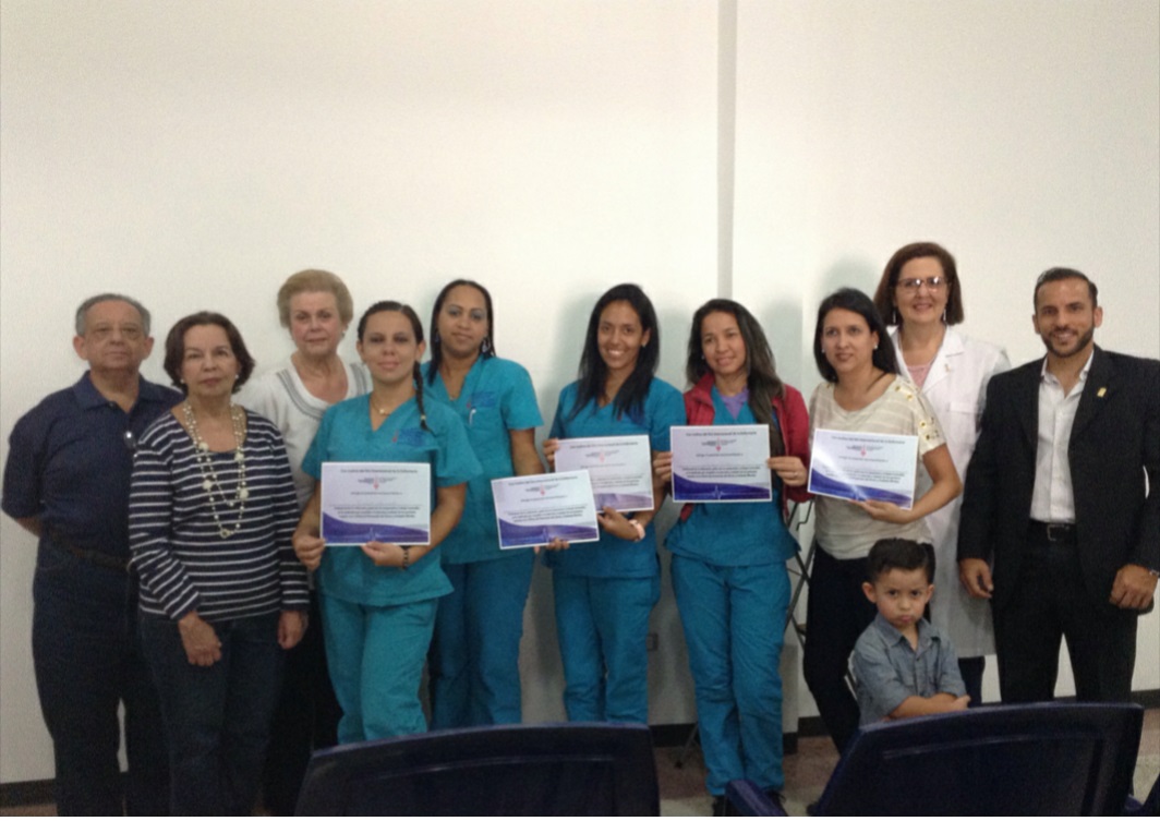 El grupo de las enfermeras premiadas muestran el diploma