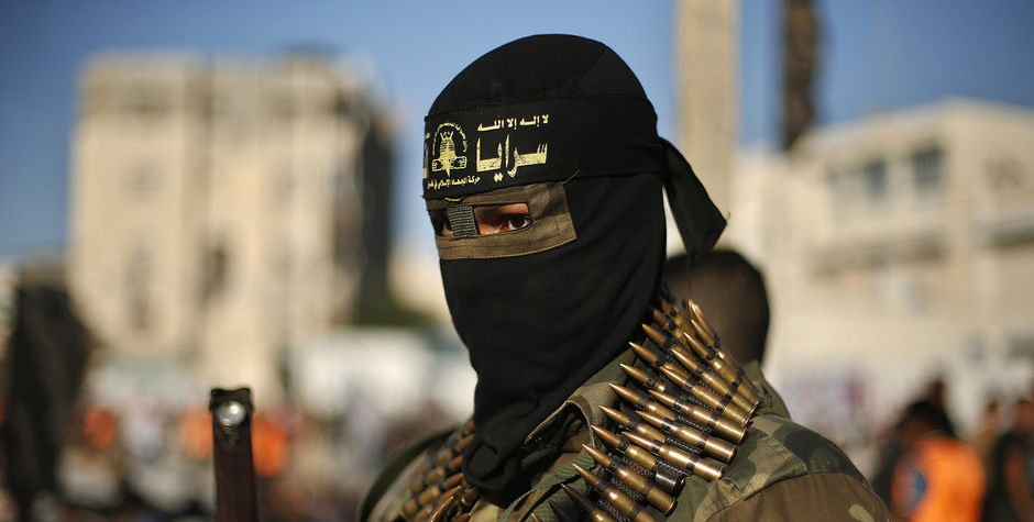 Estremista islamico con il viso coperto da un cappuccio nero, visibili solo gli occhi.
