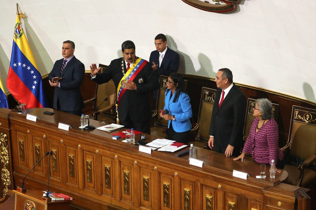 El presidente Maduro con la banda presidencial es juramentado por Delcy Rodríguez y Tibisay Lucena