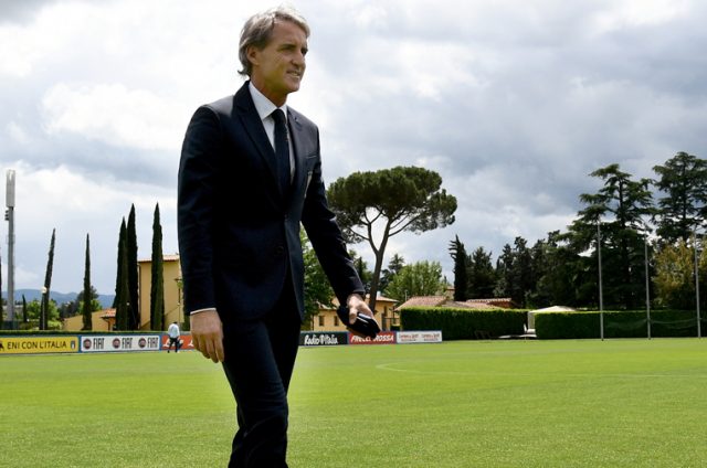 Roberto Mancini, nuovo ct della nazionale di calcio, passeggia sul prato di Coverciano