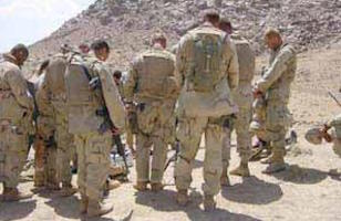Marines pregano in silenzio per un soldato caduto in Afghanistan.