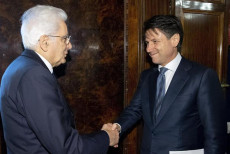 Il presidente Sergio Mattarella stringe la mano di Giuseppe Conte, ricevendolo al Quirinale per consultazioni.