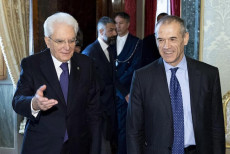 Carlo Cottarelli ricevuto al Quirinale dal presidente Sergio Mattarella che con un braccio in avanti sembra indicargli la strada.