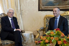 Il Presidente della Repubblica Sergio Mattarella con il Prof. Carlo Cottarelli. seduti uno di fronte all'altro nella sala riservata del Quirinale prima della consultazione.