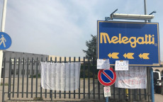 La cancellata dell'ingresso della fabbrica della Melegatti