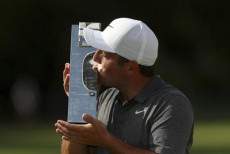 Golf: impresa F. Molinari, vince la BMW PGA e bacia la coppa