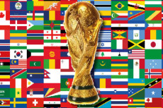 La Coppa dei Mondiali e le bandiere delle nazioni partecipanti.