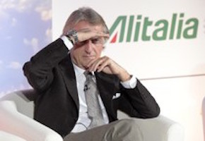 Luca Cordero di Montezemolo , ex presidente di Alitalia, si difende dalla luce con una mano sugli occhi.