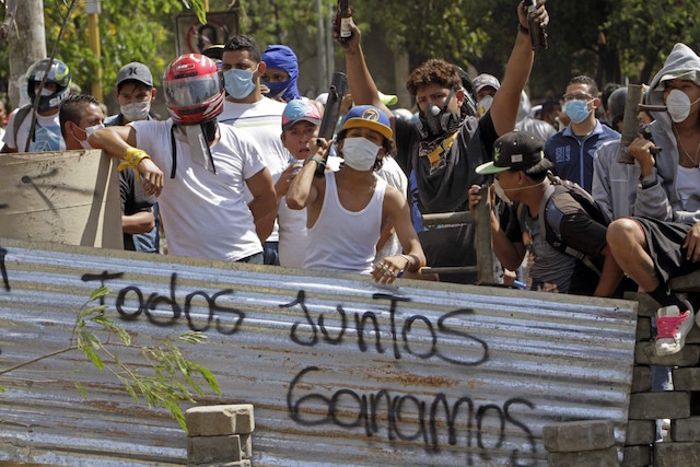 Studenti durante una manifestazione di protesta contro Daniel Ortega.