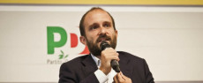 Matteo Orfini durante l'assemblea del Pd, microfono in mano arringa gli astanti.