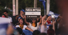 Nicaragua: una manifestante con un cartello con la scritta "Fuera Ortega"