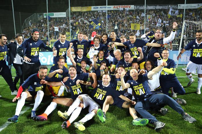 I giocatori del Parma festeggiano la promozione in Serie A al termine della partita del campionato di Serie B contro il La Spezia. Immagine d'archivio.