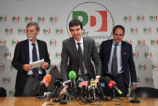Conferenza stampa nella sede del Pd di Maurizio Martina, Graziano Delrio e Andrea Marcucci. il tavolo stipato di microfoni