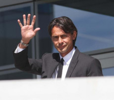 Filippo Inzaghi in una foto d'archivio, saluta i tifosi
