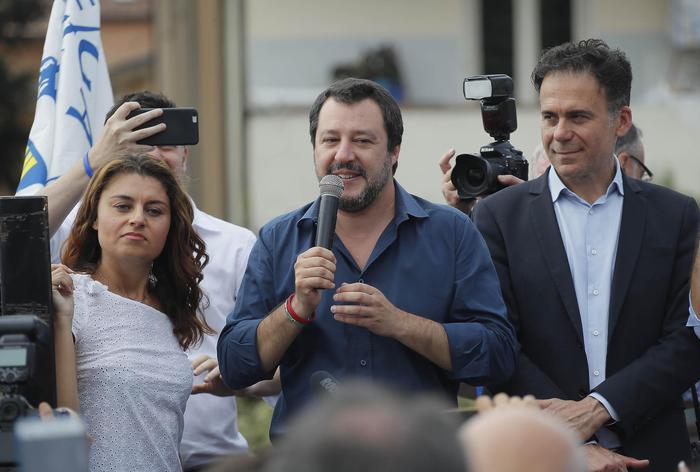 Il leader della lega Matteo Salvini (C) durante una iniziativa a Pisa circondato dei suoi supporter.
