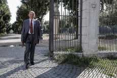 Paola Savona varca il cancello di Villa Borghese, passeggiando
