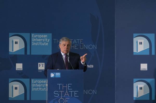 Antonio Tajani, presidente del Parlamento europeo dal podio durante l'intervento a Firenze in occasione degli Stati dell'Europa.