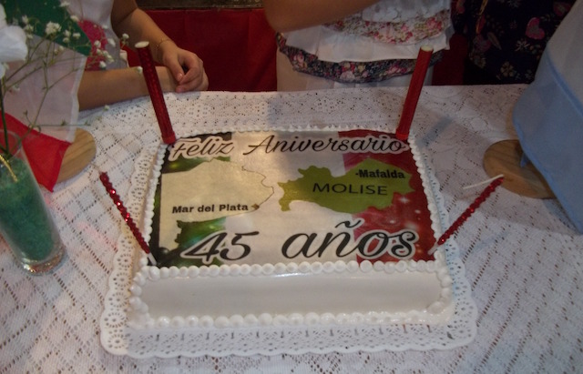 La torta Anniversario con la scritta "Feliz Aniversario, 45 años", con i colori rosso, bianco e verde sullo sfondo e i disegni del Molise e Argentina. In evidenza i nomi delle città Mar del Plata e Mafalda.