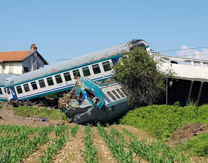 Vagoni del treno deragliato dopo lo scontro col Tir nei campi di mais