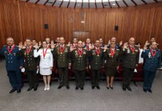 En la foto un grueso grupo de jueces y abogados del Tribunal Militar