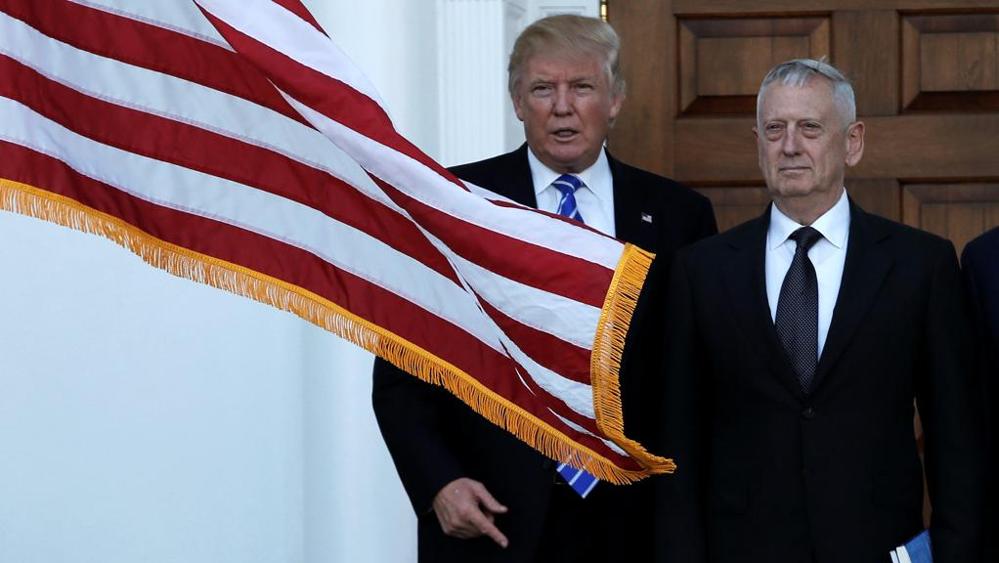 Donald Trump con l'ex marine James Mattis a capo del Pentagono.